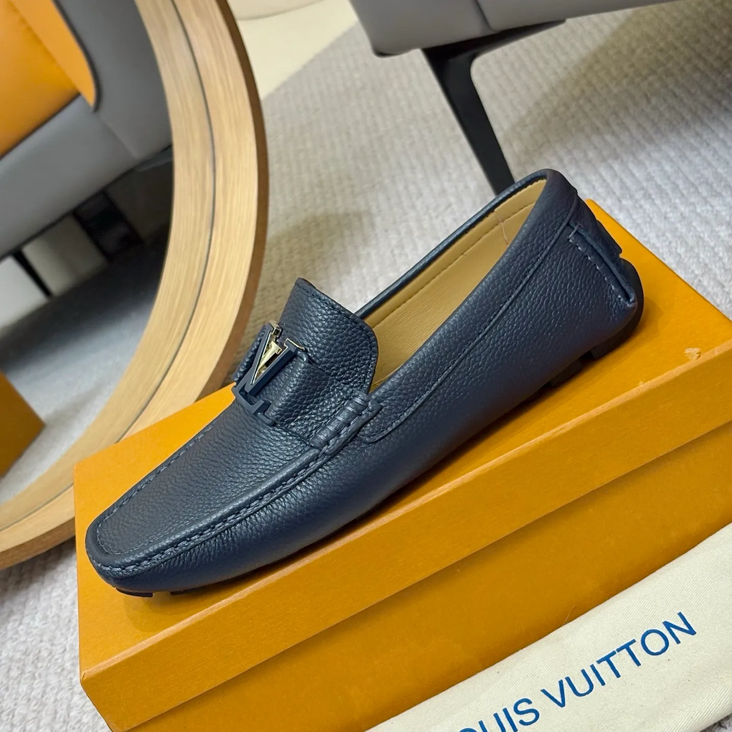Men's men's shoes 💰420 (Yangli) LV 2⃣️0⃣️2⃣️5️⃣Spring and summer counter GLORIA series models ✈️Original factory special leather production, original last type. A classic driving slip-on casual shoe that shows an elegant style with exquisite craftsmanship details such as Monogram embossing all over the upper🌀Italian imported calfskin fabric Sheepskin foot pads➕Inside～Private mold replica sole Unique style Comfortable driving slip-on Size: 4-12 (38-46) Comes with [Counter packaging: original box, wrapping paper, card, instruction manual, shoehorn, cloth bag] No pressure to enter and leave the counter!